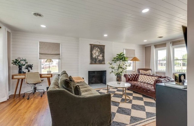 Peaceful Stay on Warpath - Clean and Centrally Located!