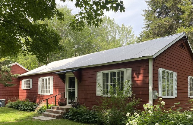 Peaceful wooded cabin - 5 minutes from Adirondack state park
