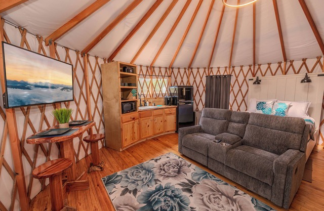 Peacock/River Yurt Village/Couples Yurt/Hot Tub/Close to Town!