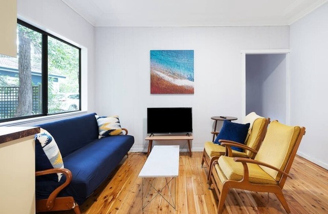 Pearl Beach Semi - 2 min to sand & sea – Lilly