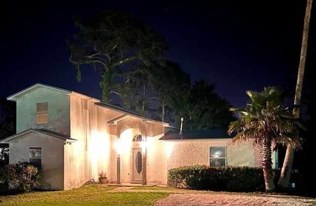 Pebble Cottage PCB - 2 miles to beach!