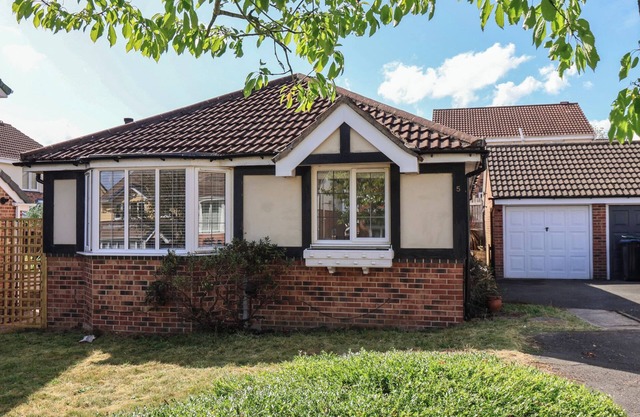 PEBBLE ROCK, pet friendly, character holiday cottage in Harrogate