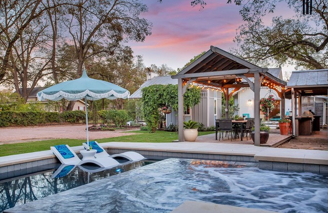 Pecan Villa with Access to Swimming Pool and Hot Tub