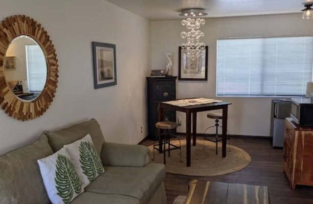 PEEK BAY/OCEAN VIEWS! WALK TO ALL!-500 sq.ft. King bed, full bath, Dog Friendly!