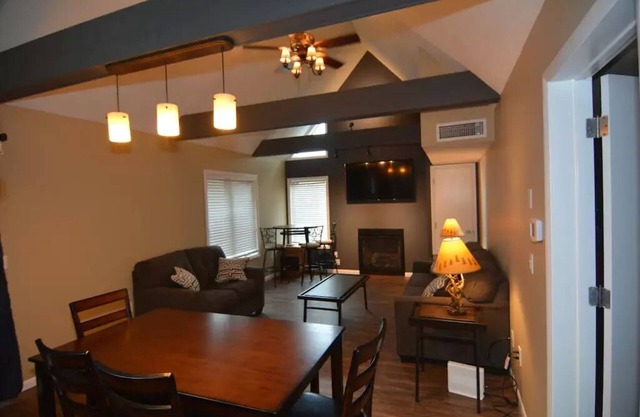 Peek' n Peak, Camelot Loft Condo, Clymer, NY, 250 Yards to Chair 8, Sleeps 14