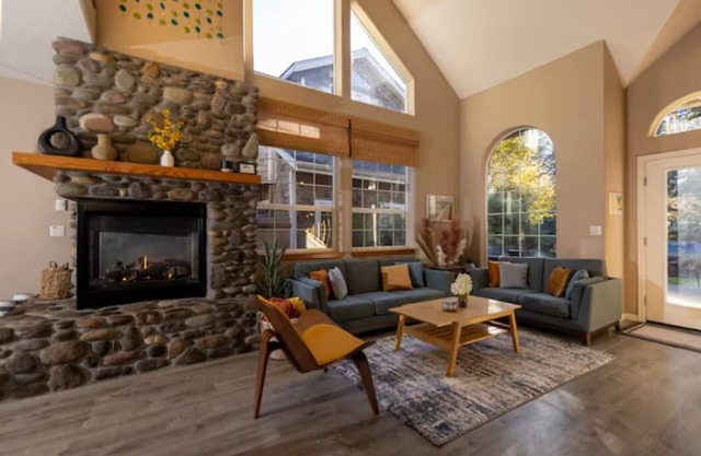 Pelican Haus Sleeps 10, steps from the Ocean! Cozy, Fun, & Close to Everything!