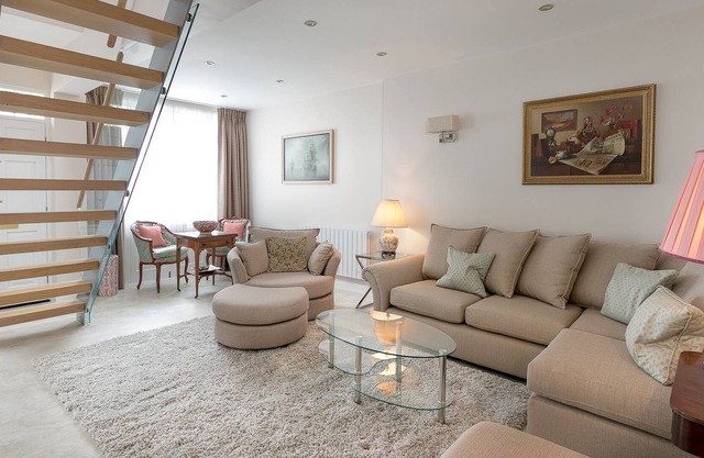 Pembridge Mews, Splendid & Cozy Flat by LOVELYDAYS