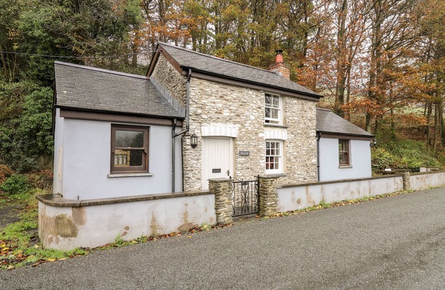 PENLON, pet friendly, country holiday cottage in Capel Bangor