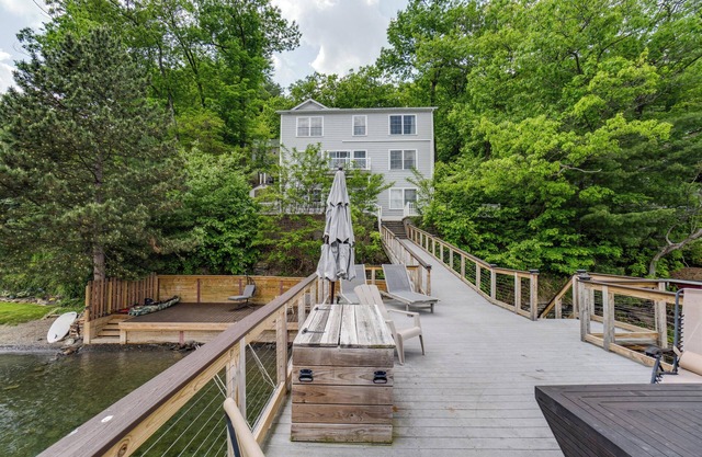 Penny Lane: lake home on Keuka Lake with large sun deck, private lakefront, sleeps 10