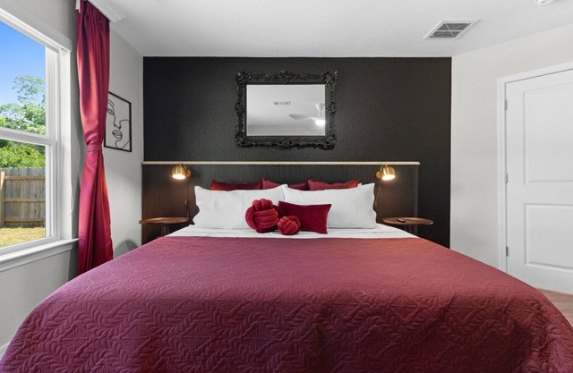 Pensacola Hideaway: Quirky Apartment Near NAS