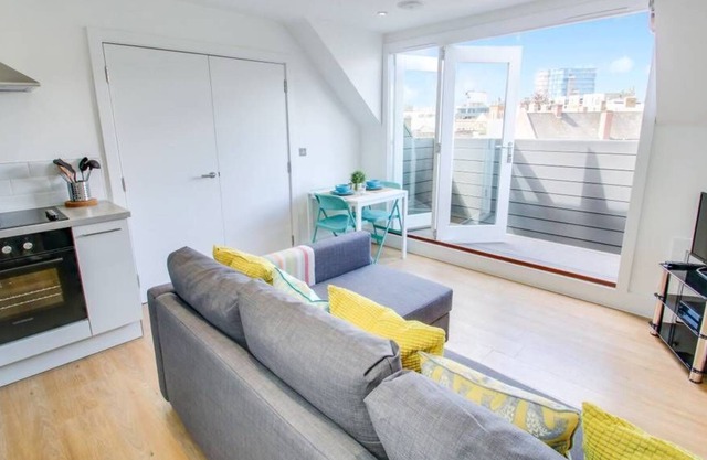 Penthouse Apartment near Station/Shops/Restaurants