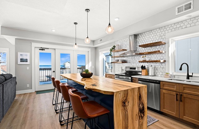 Penthouse Condo w/Beach Access | Dragestil 717-3