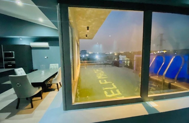 Penthouse Suite with private rooftop infn pool & Stunning cinema room
