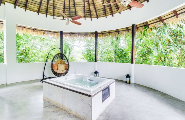 Penthouse with balcony, private hot tub, full kitchen, great location