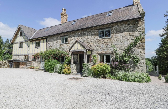 PENTRE HALL, pet friendly, character holiday cottage in Bronygarth