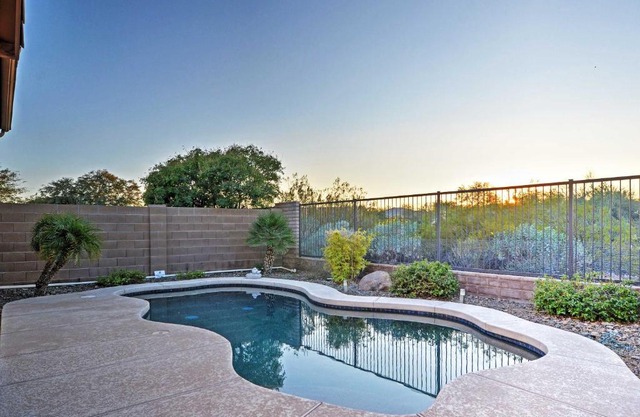 Peoria House with Private Pool 16Mi to Lake Pleasant!