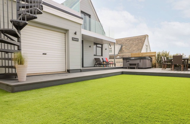 PEPPERPOTS, pet friendly, luxury holiday cottage in Mawgan Porth