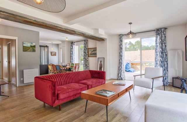 Perfect Retreat in Merville-Franceville: Spacious Home, 13 Guests, Near Beach and Garden Views