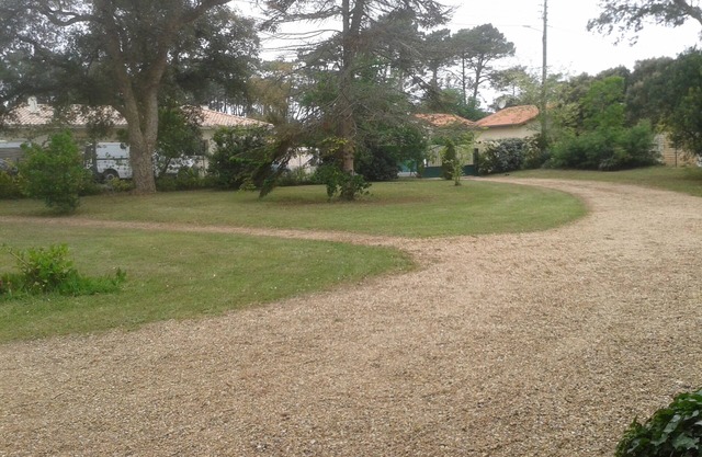 Perfect for 2 families, large garden, 10-minute walk to the beach