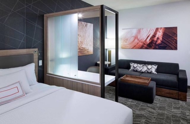 Perfect for Groups! 2 Units, Outdoor Pool, Complimentary Breakfast, Pets Allowed