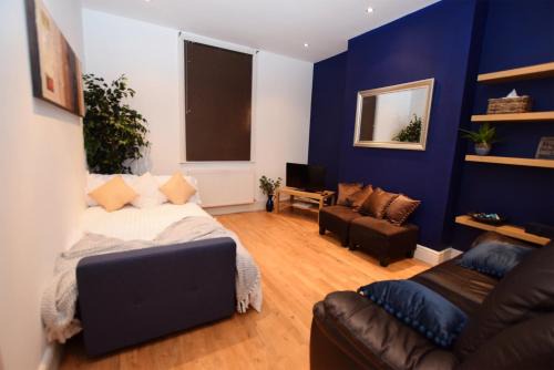 Perfect for Uni and City Stays - Modern 2-Bed with Parking