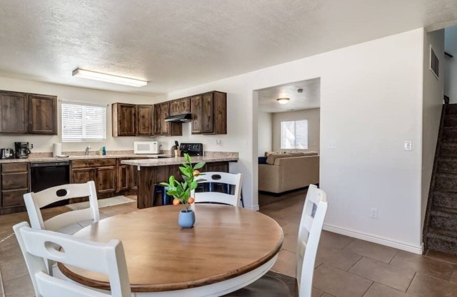 Perfect for vacation! Sleeps 10, Large yard