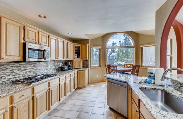 Perfect For Your Family Vacay With Yard, Hot Tub & Pet Friendly! 5 Bedroom Home by RedAwning