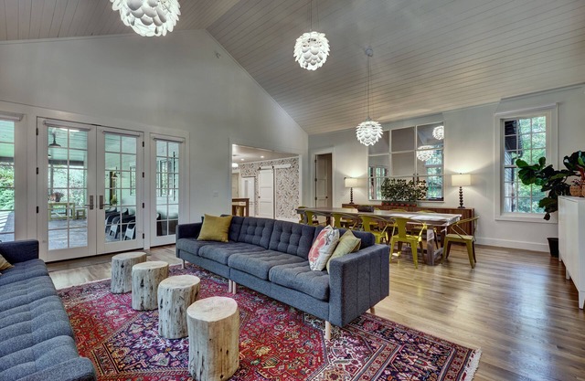 PERFECT LOCATION-True Walk To Town!