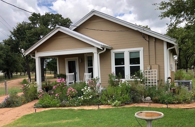 Perfect Location 3 miles fr Main St with Wildlife, Hot Tub and 2 King Bed/Baths