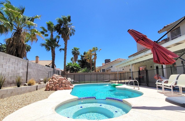 Perfect Vegas Oasis with Gorgeous Yard/Spa and Pool, Remote Working & Vacation