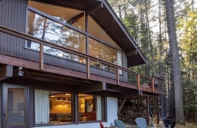 Perfectly located 4 Bedroom 2 bathroom Chalet. 5 Mins to Cranmore with Mt views.