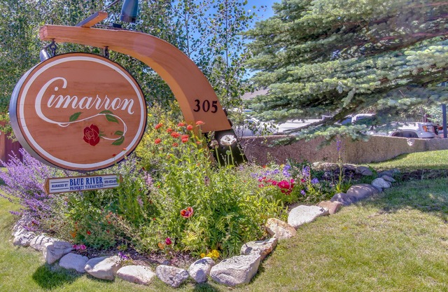 Perfectly located studio with pool & hot tubs - walk to lifts and Main Street