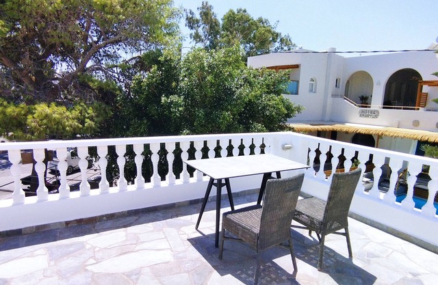 Perissa Art Villa - Kitchen & Washing Machine