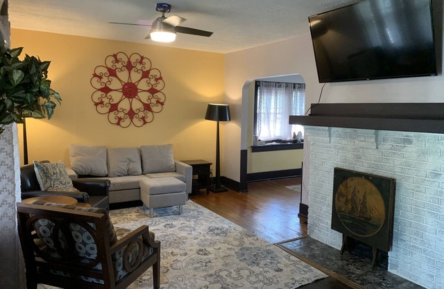 Periwinkle Palace relax close to downtown