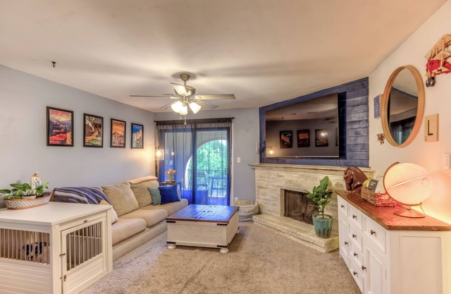 Pet-friendly 1-bedroom condo in NW Tucson with Fireplace & Covered Patio