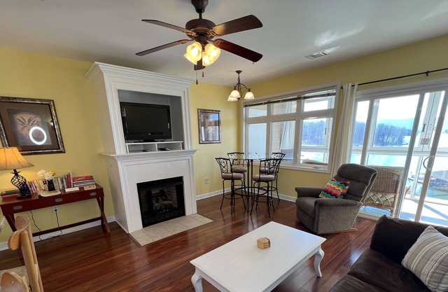 Pet friendly 2 bedroom waterfront resort w/ Amenities Mariners Landing