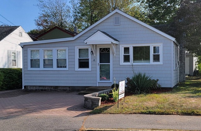 Pet-friendly 2-Bedroom House in Ogunquit Steps from Foot Bridge Beach