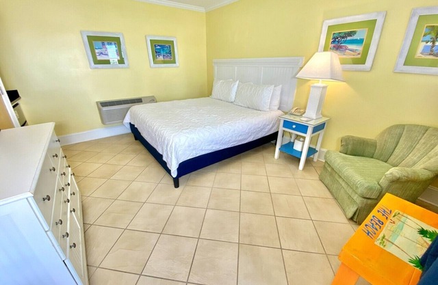 Pet-friendly, 3 Blocks to Beach, Centrally Located! Unit 114