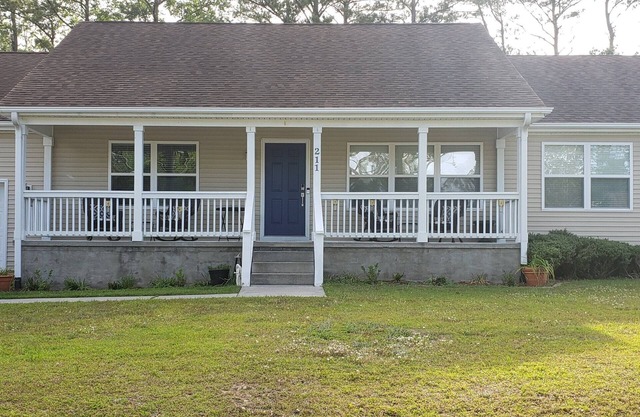 Pet Friendly 3-Bedroom Fenced Yard Minutes to OIB