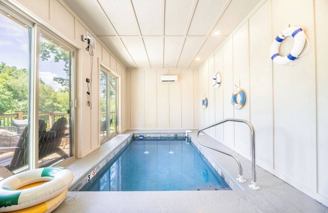 *Pet-friendly 4BD w/POOL! Hot Tub + Near Lake!*