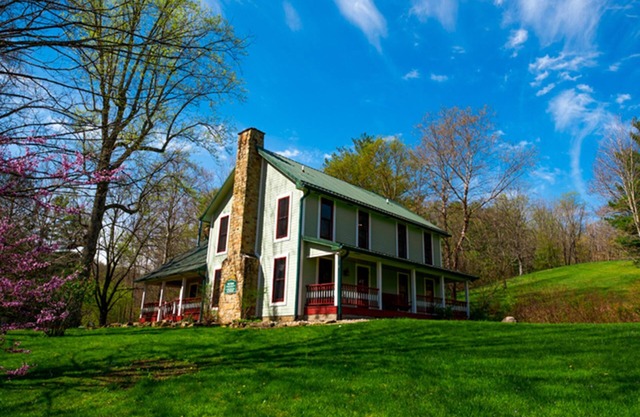 Pet Friendly, 6 Bedroom Peaceful Farm