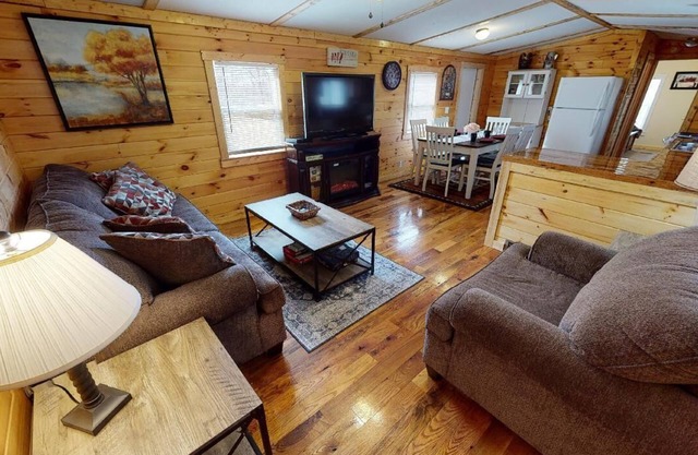 Pet Friendly Cabin near Hocking Hills with hot tub in Nelsonville Ohio