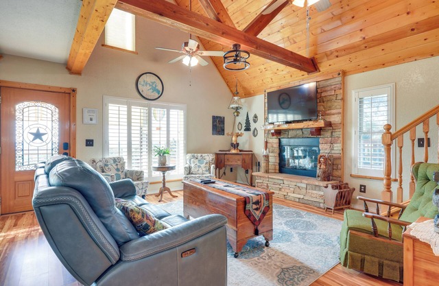 Pet-Friendly Canyon Lake Cabin, 1 Mi to Water!