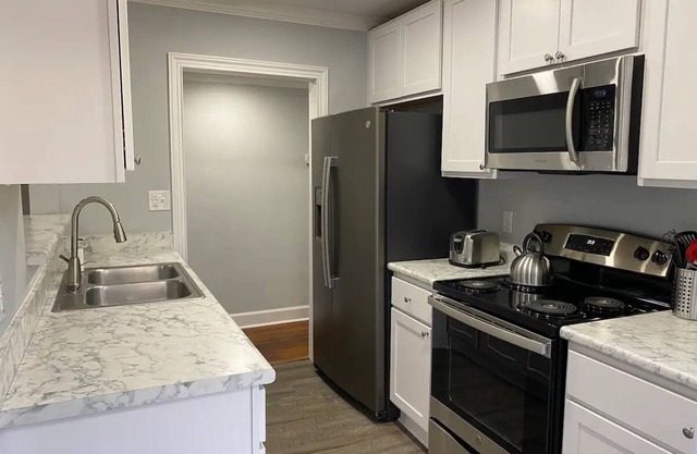 Pet Friendly Charming Lakeshore Bungalow Sleeps 6