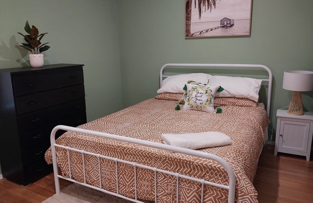 Pet-Friendly Corio Escape: Spirit of Tasmania, Beach & Airport Access Close by