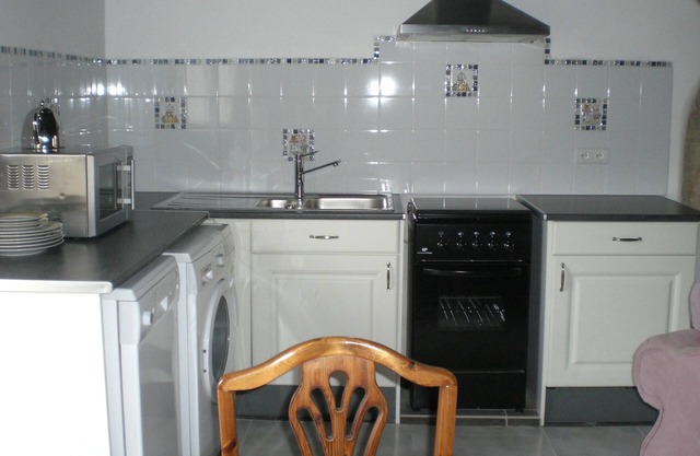 Pet-friendly Countryside Cottage. Riverside walks. Utilities & firewood included