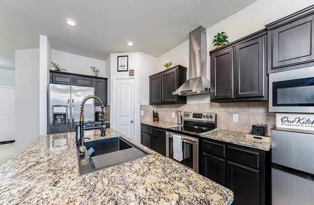 Pet friendly Cozy Home w/Fenced Backyard-15 mins to AT&T -Fortworth Stockyards