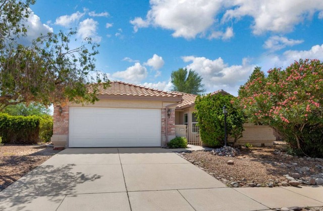 Pet-Friendly Desert Retreat. Modern 3BR + Spa Bath. Long-Term + Gem Show Ready