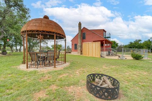 Pet-Friendly Fredericksburg Cabin with Hot Tub!