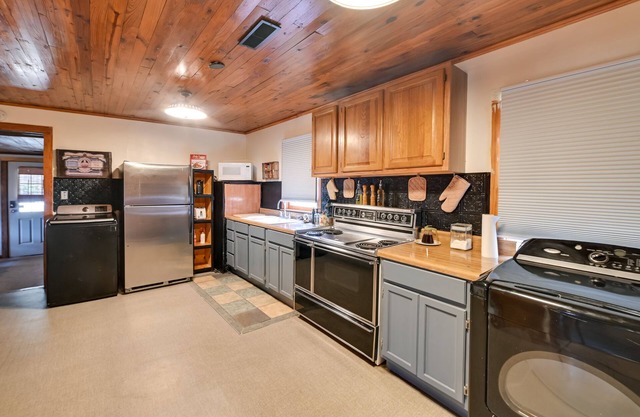 Pet-Friendly Gleason Home w/Hot Tub & Fire Pit!